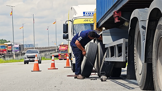 Optimising Mileage and Sustainability: Truck Tyre Role in Modern Fleets