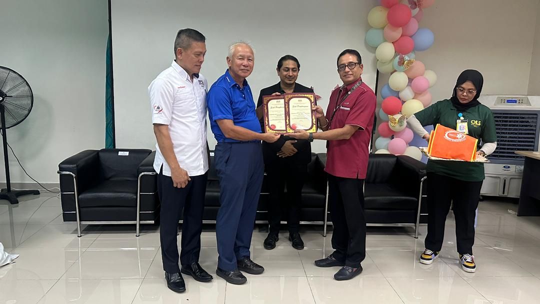 YonMing Group representatives receive a certificate of appreciation during the CSR handover ceremony at Hospital Sungai Buloh on July 19, 2025, in support of Trauma Life Support Malaysia (TLSM).