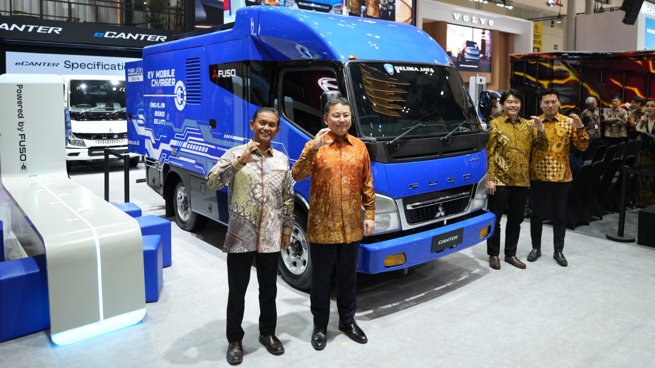 Mitsubishi Fuso executives stand beside the newly launched EV Mobile Charger at GIIAS 2025, highlighting the company’s commitment to electric vehicle infrastructure and zero downtime operations.