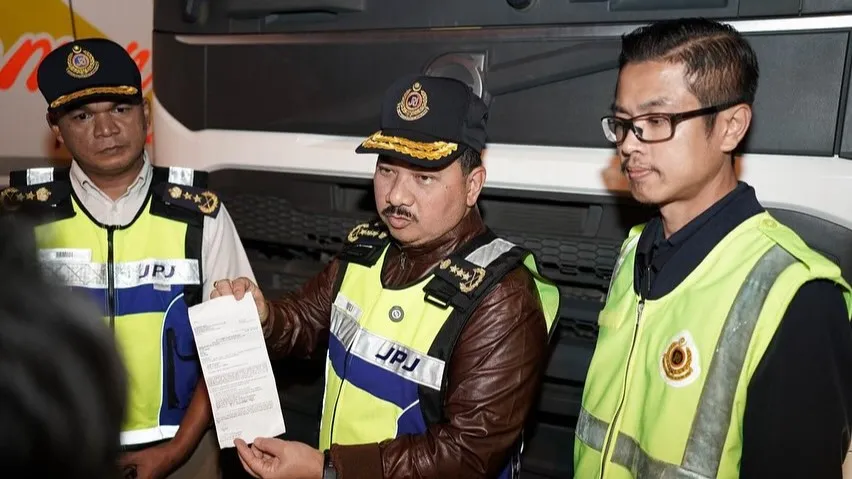 JPJ enforcement officers inspecting commercial vehicles for Speed Limitation Device verification compliance after Oct 1 regulation enforcement.