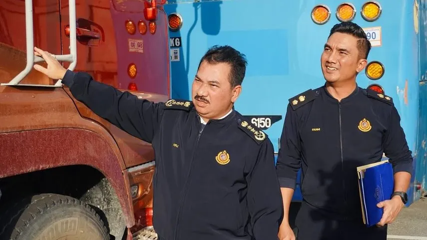 JPJ enforcement officers inspecting heavy vehicles in Malaysia