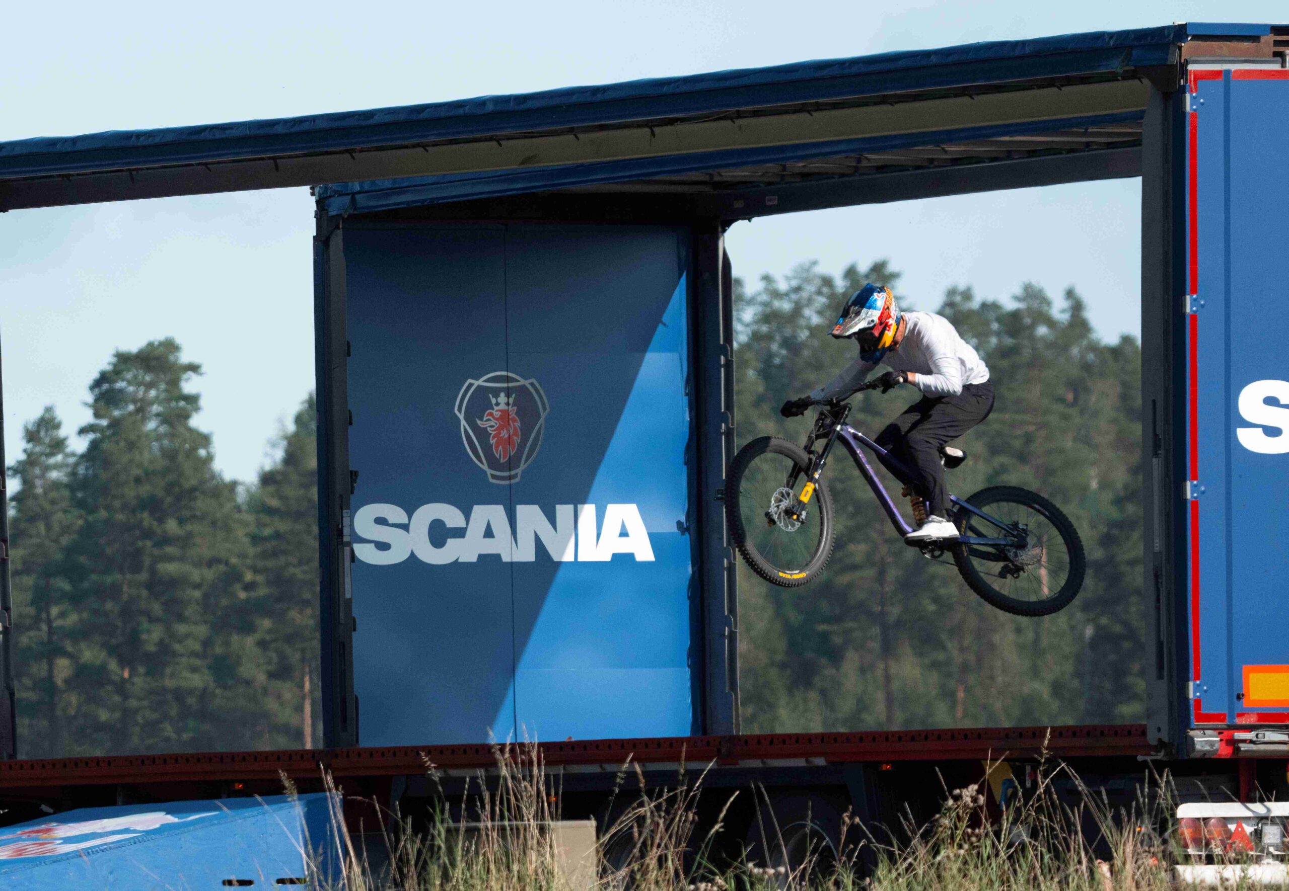 Matt Jones jumps between Scania autonomous trucks