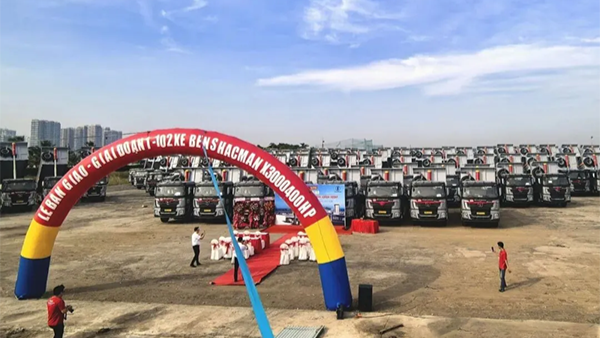 Shacman handover ceremony with Vietnamese customer