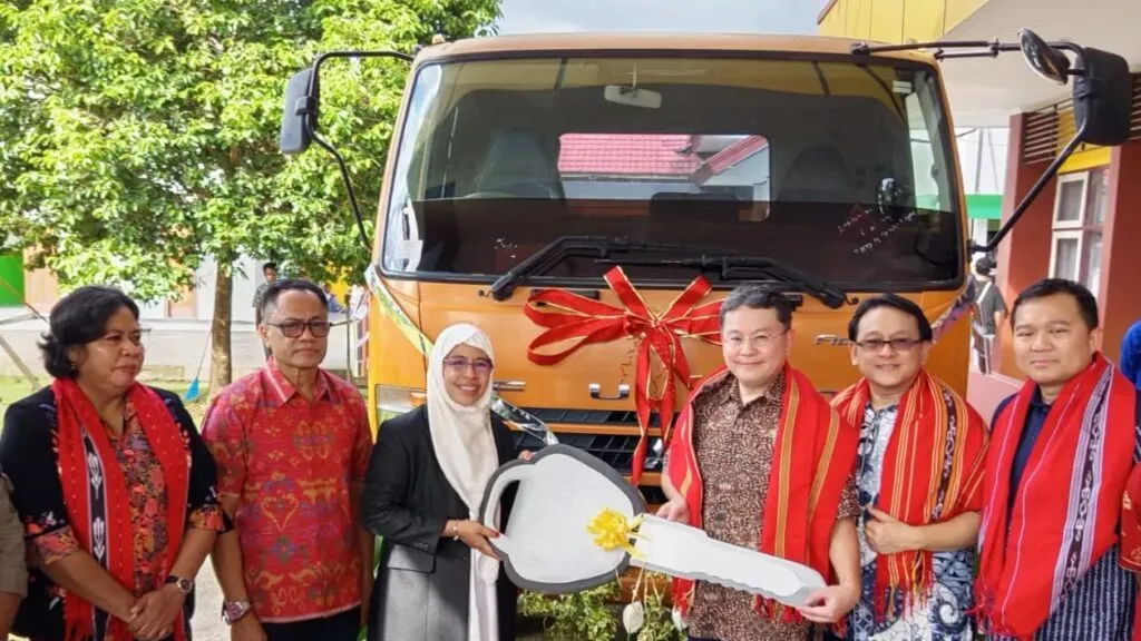 PT KTB President Director Daisuke Okamoto at SMK 3 Ambon handover