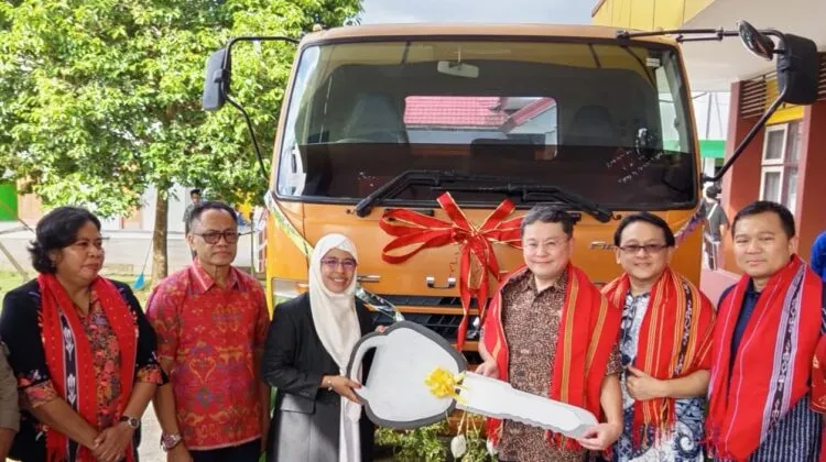 PT KTB President Director Daisuke Okamoto at SMK 3 Ambon handover