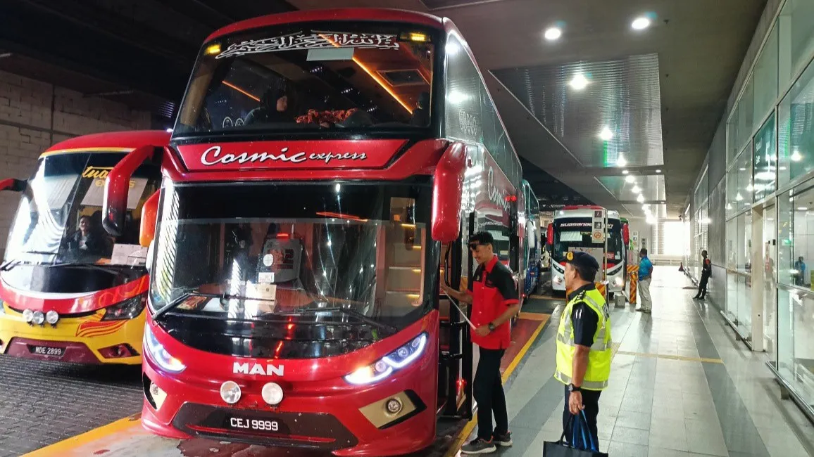 A JPJ officer conducting Return to Village Safely Campaign at Southern Integrated Terminal Kuala Lumpur ahead of Hari Raya 2026