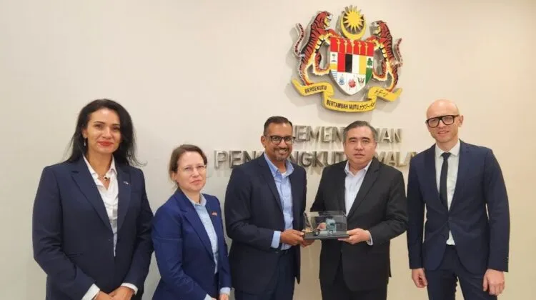 MAN Truck & Bus Malaysia representatives meeting with Transport Minister Anthony Loke at the MoT headquarters in Putrajaya. Image/Photo Credit: MAN Truck & Bus Malaysia via Facebook