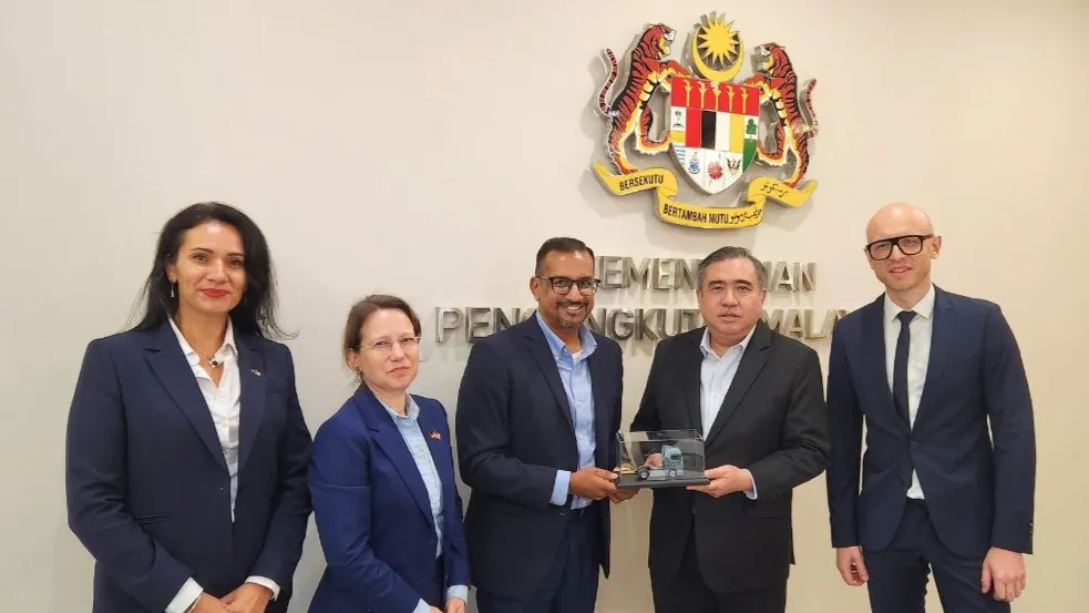 MAN Truck & Bus Malaysia representatives meeting with Transport Minister Anthony Loke at the MoT headquarters in Putrajaya. Image/Photo Credit: MAN Truck & Bus Malaysia via Facebook