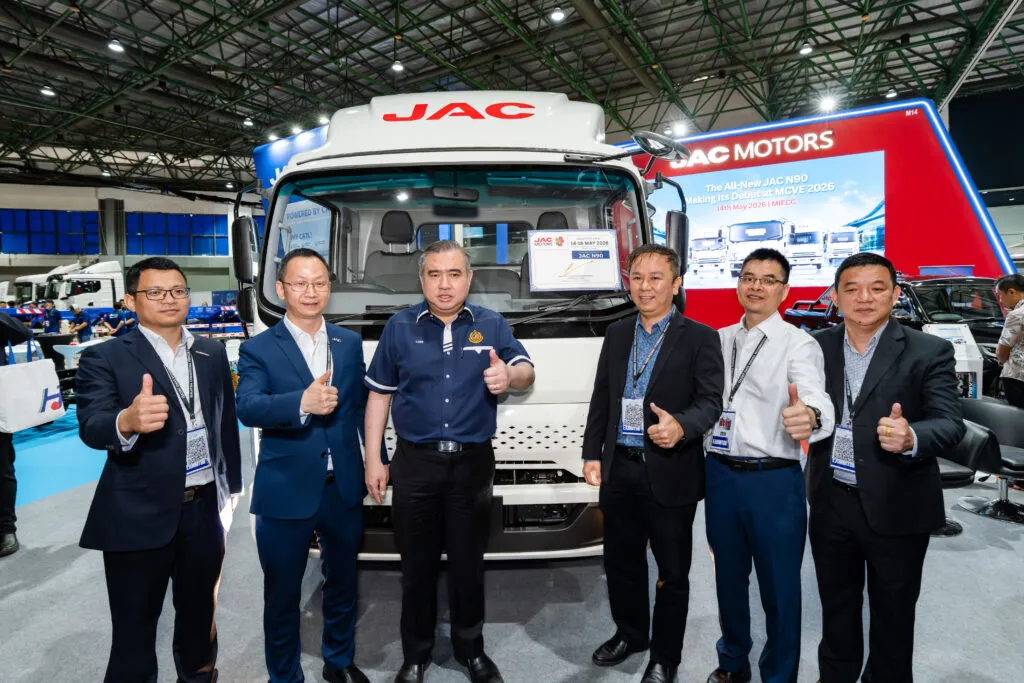 Transport Minister Anthony Loke officiating the unveiling ceremony of the all-new JAC N90 truck at MCVE 2026.