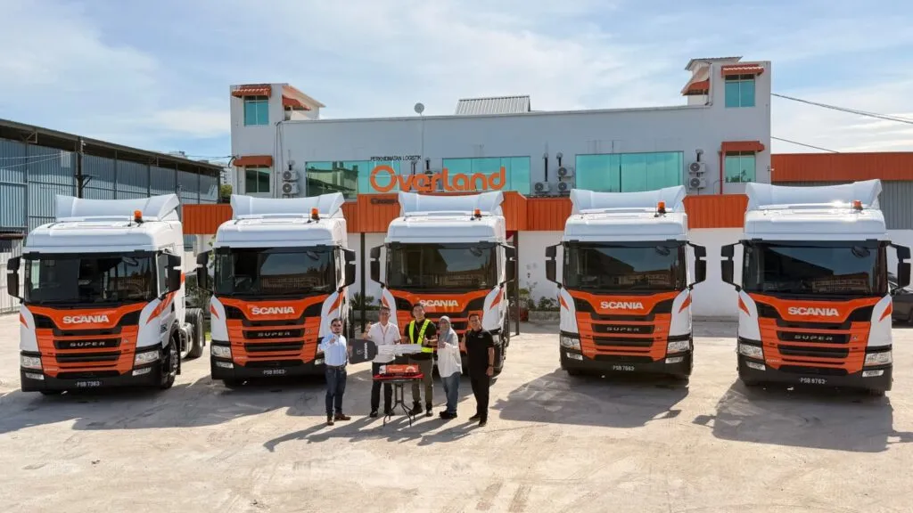 Solution Sales Executive Tanna Ong presenting the Scania Super G420 truck keys to Overland Total Logistics Group Deputy CEO Wilson Ong. (Photo: Scania Malaysia)