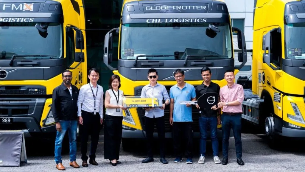 Representatives from Volvo Trucks Malaysia and CHL Logistics Sdn Bhd standing together during a handover ceremony. (Photo: Volvo Trucks Malaysia/LinkedIn)