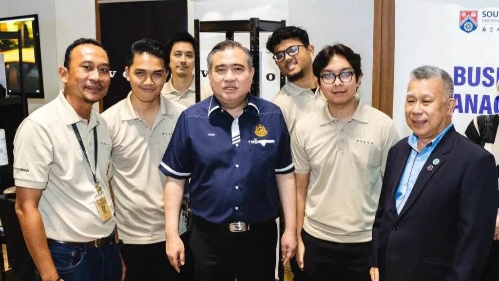 Volvo representatives posing with Transport Minister Anthony Loke during the JoTran Seminar 2026. (Photo: Volvo Trucks Malaysia/Facebook)
