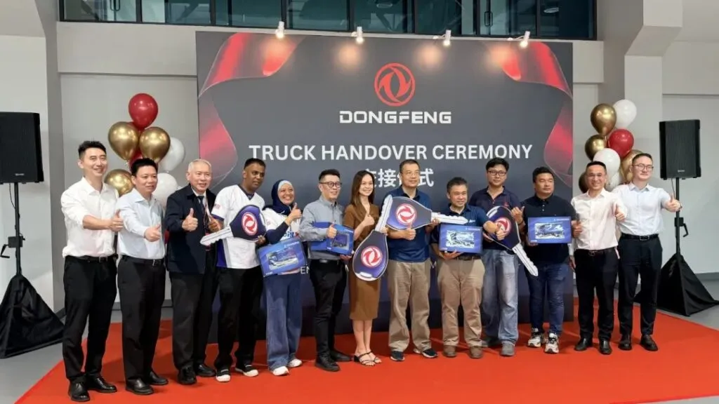 Executives from Dongfeng Motor Industry, DCVM, and fleet customer representatives during the Dongfeng Truck Handover Ceremony in Malaysia. (Photo: Dongfeng Motor Industry)