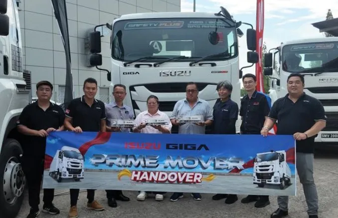 Representatives from Isuzu Malaysia, KM Mobil, and fleet customers at the handover event. (Photo: Isuzu Malaysia)