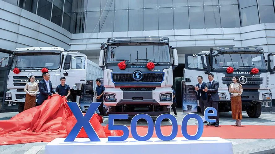 Shacman X5000e heavy-duty trucks during the launch ceremony. (Photo: Shacman)