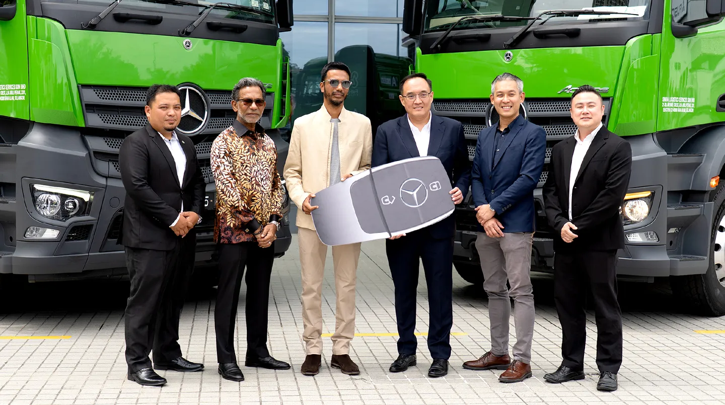 Representatives from Hap Seng Trucks Distribution and FatHopes Energy posing during the official handover ceremony of two Mercedes-Benz Actros 2645LS ADR 6x2 prime movers. (Photo: FatHopes Energy)