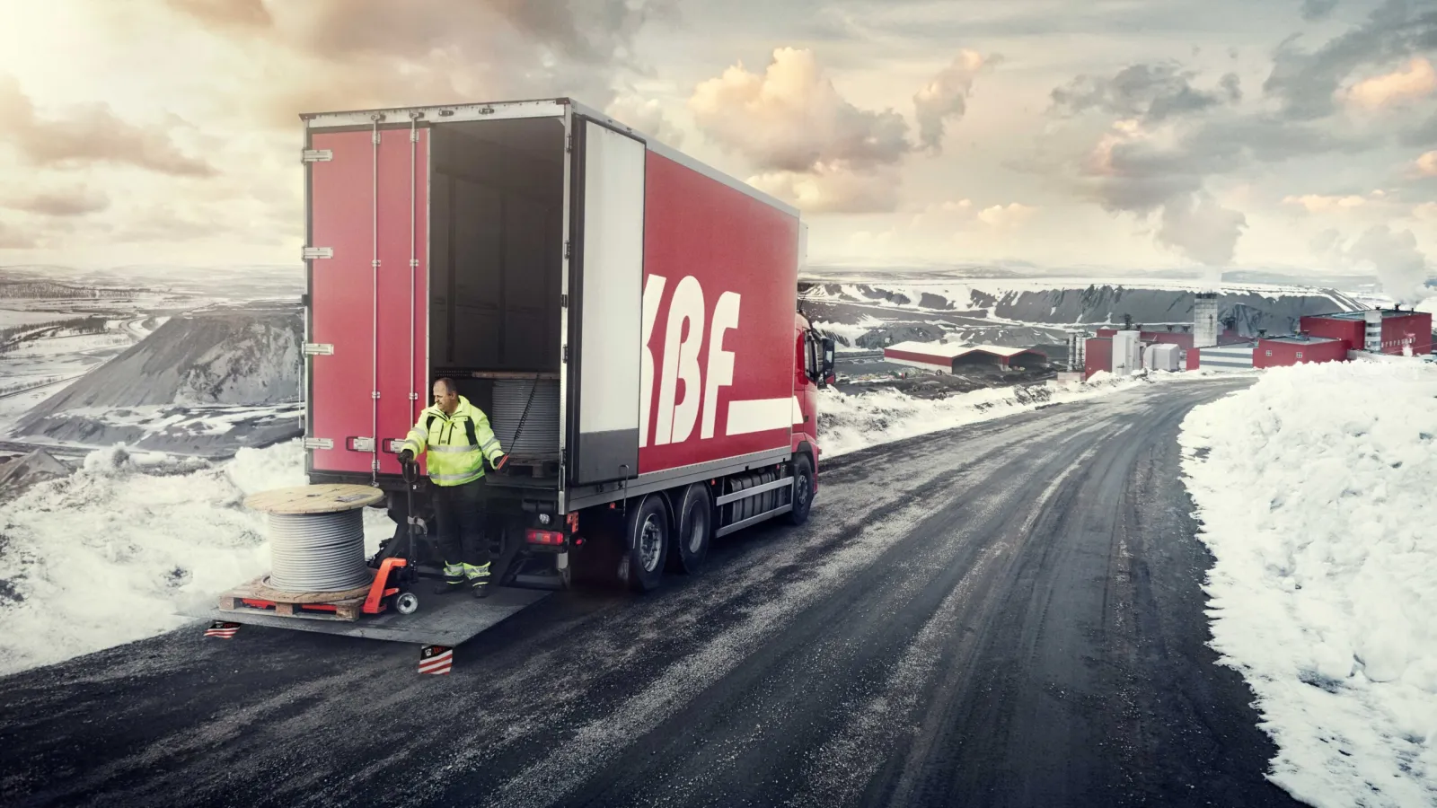 A Zepro tail lift attached to a lorry. (Photo: Hiab)